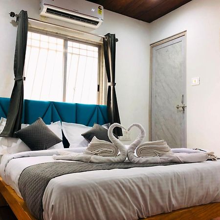 Hotel Silk, Premier Budget Friendly Luxury Hotel In Surat, Perfect For Families, Couples And Business Travelers ภายนอก รูปภาพ