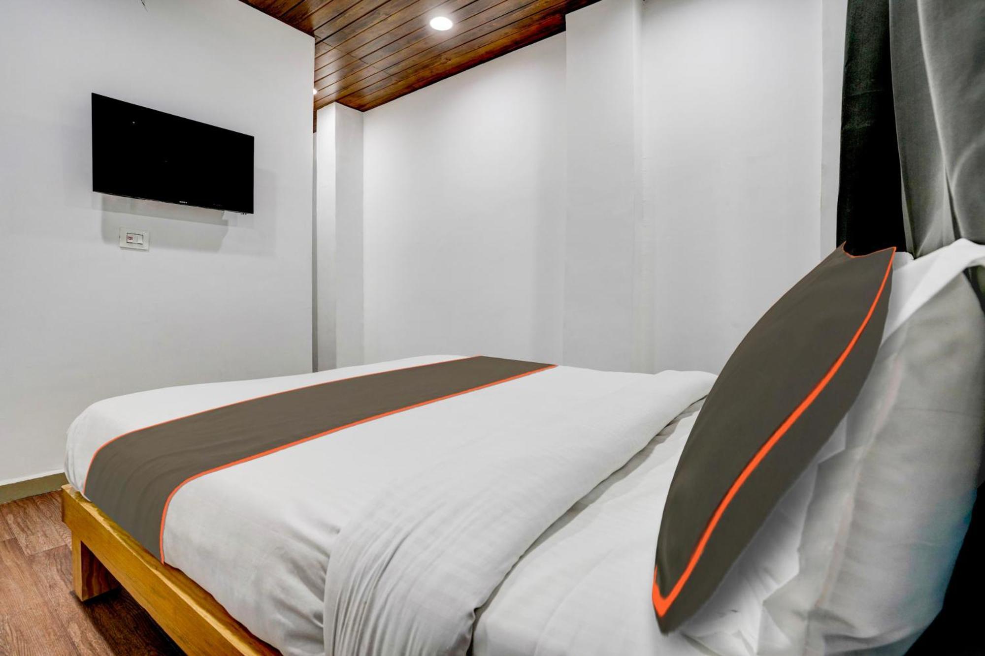 Hotel Silk, Premier Budget Friendly Luxury Hotel In Surat, Perfect For Families, Couples And Business Travelers ภายนอก รูปภาพ